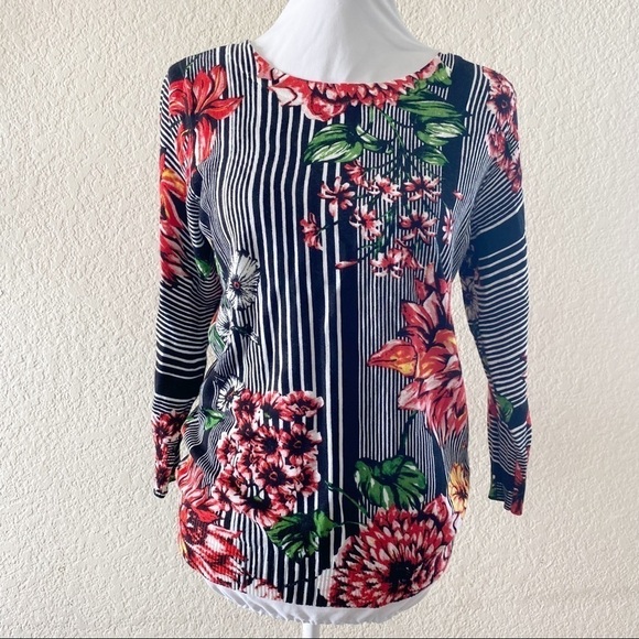 Floral lightweight sweater top Size Medium - Picture 1 of 7